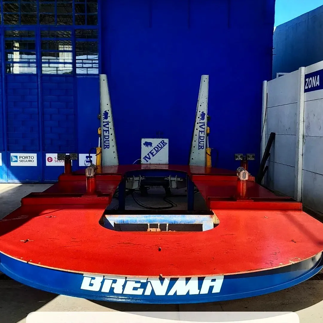 Banco de enderezado IVEDUR del Taller Brenma, usado para recuperar la estructura de vehículos siniestrados