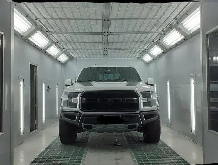 Camioneta Ford dentro de la cabina-horno presurizada del Taller Brenma, lista para pintar