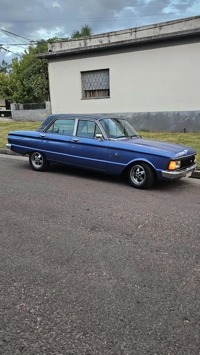 Ford Falcon azul reparado en Taller Brenma, estacionado en la calle tras la entrega